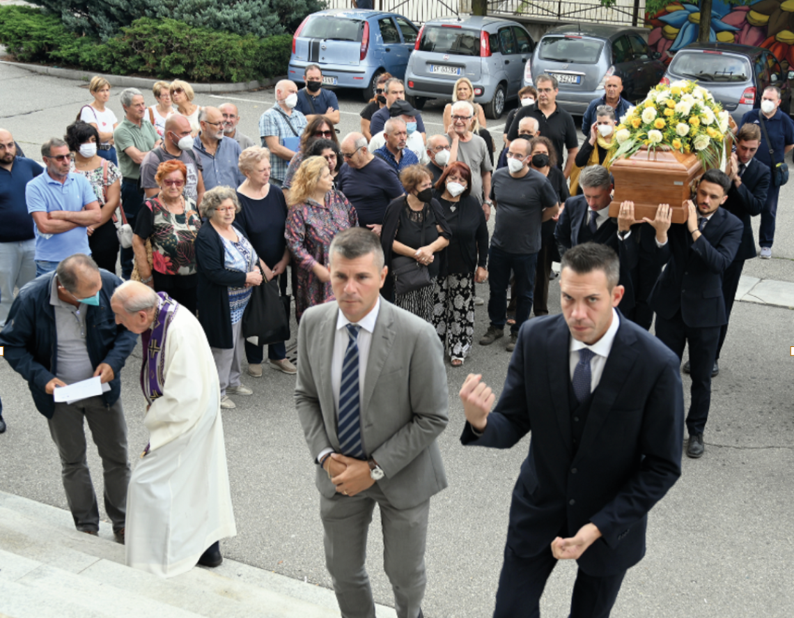 I funerali di Luigi Costantino. In alto a destra, suo figlio ha letto una sua poesia. (foto Tancredi Pistamiglio)