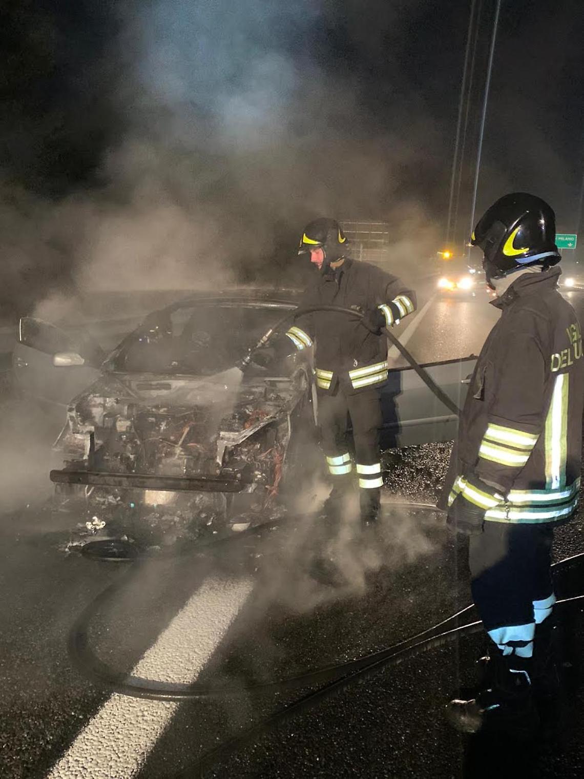 auto in fiamme a4