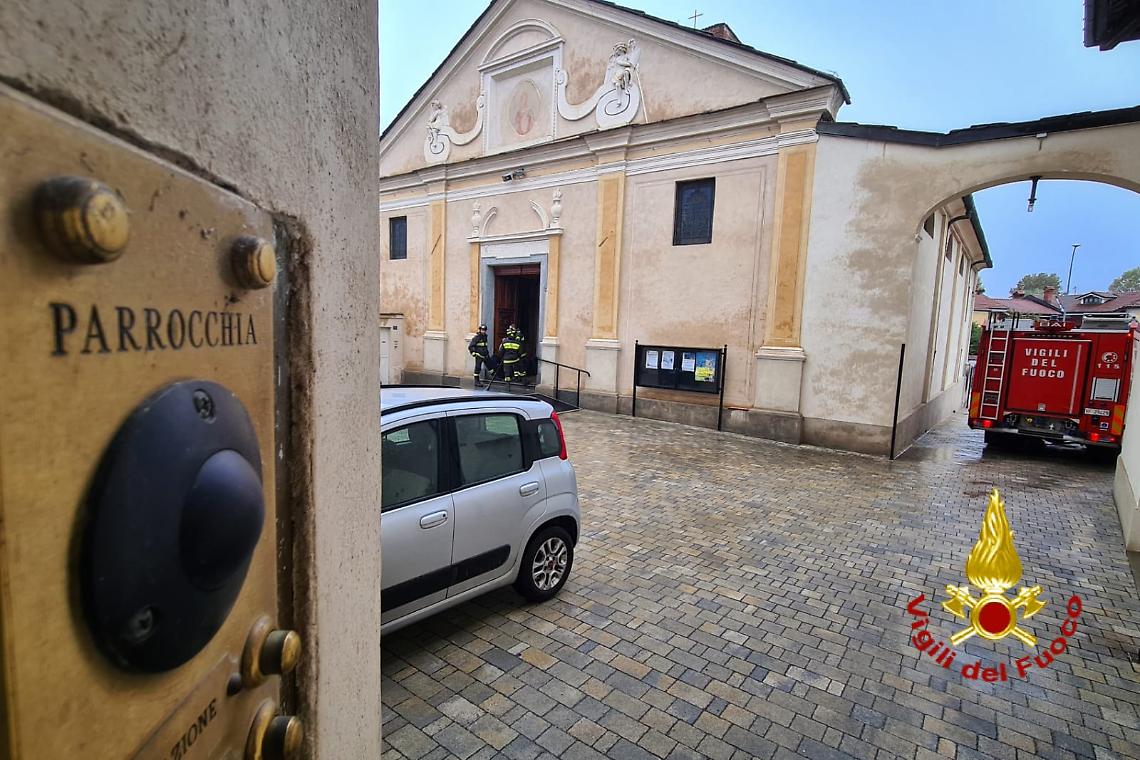 Crolla il pavimento mentre spostano statua Madonna