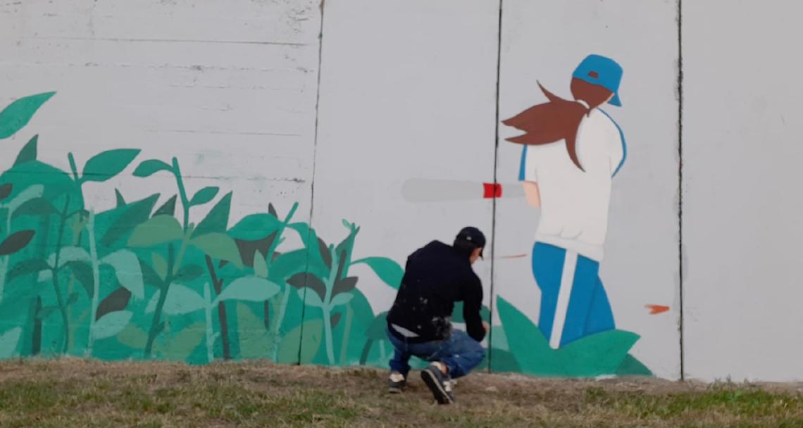 in foto, Xel in fase di allestimento del murales