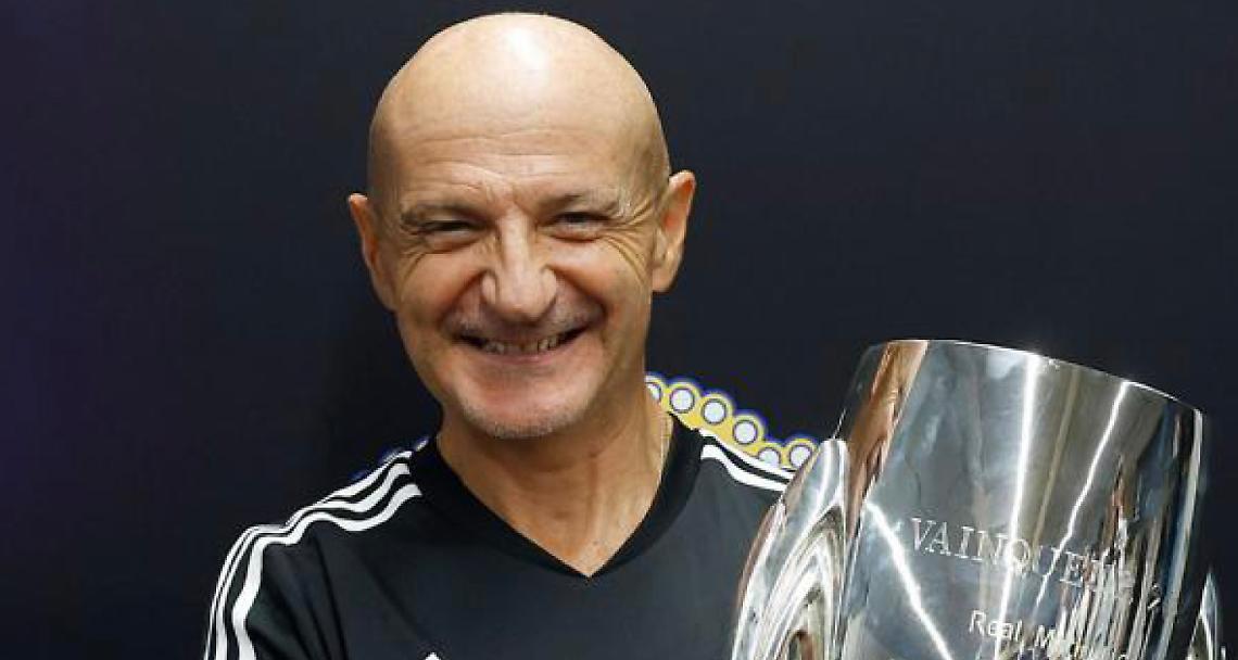 in foto, il preparatore atletico Antonio Pintus con la SuperCoppa Europea