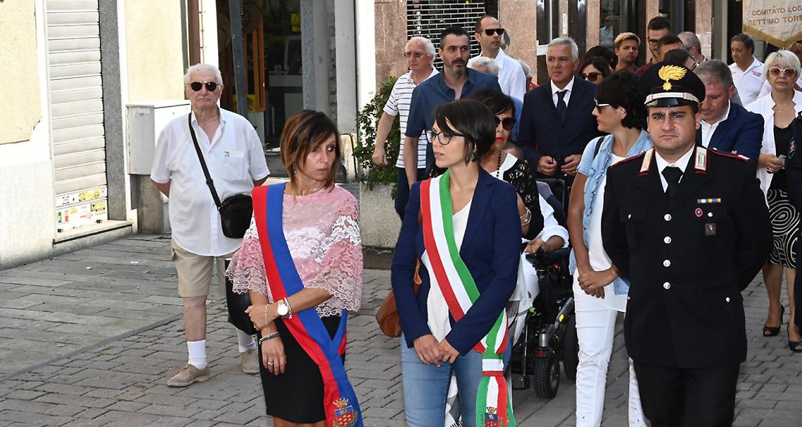 in foto, la sindaca Elena Piastra durante la processione (foto di repertorio)
