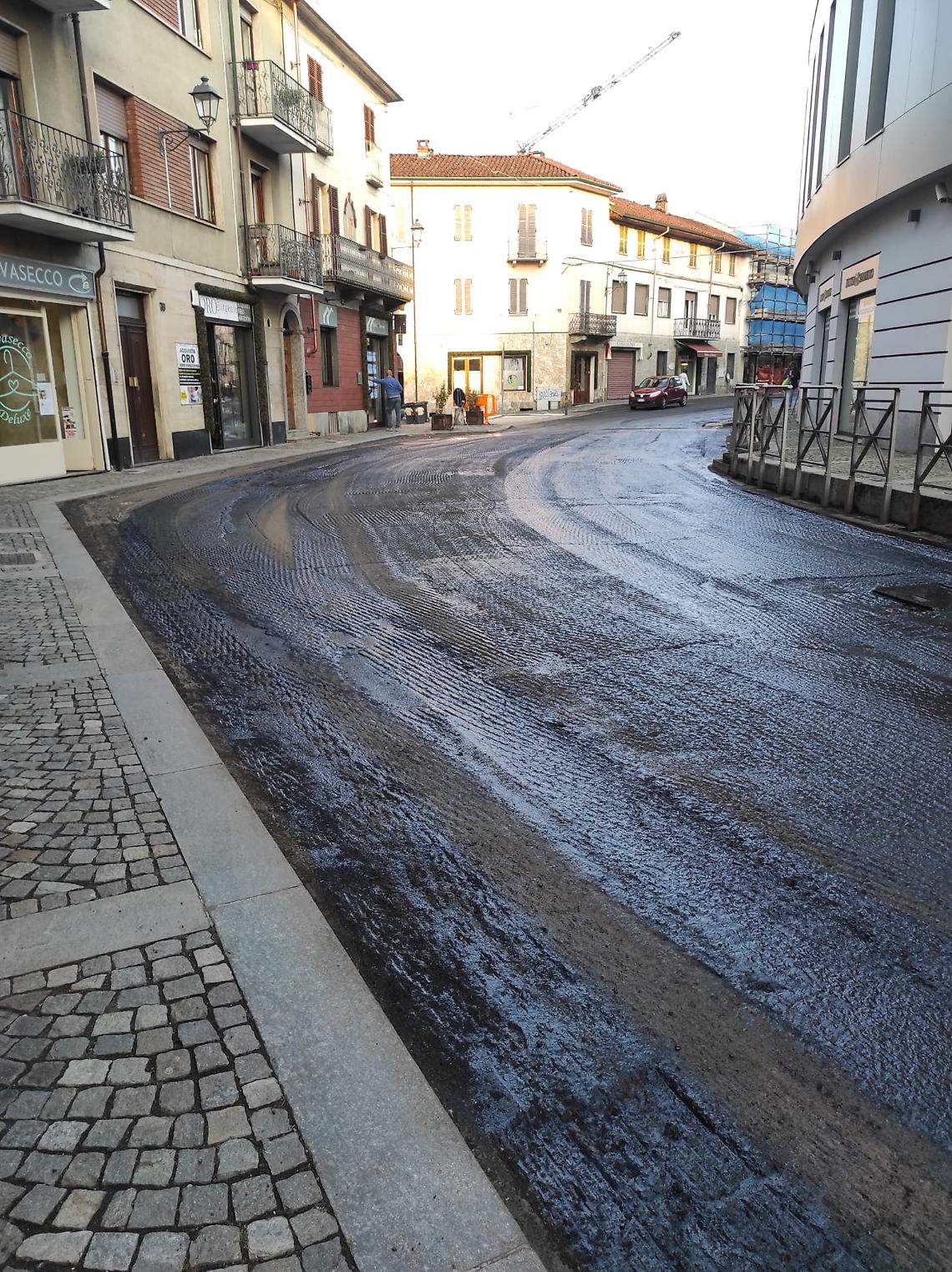 GASSINO. Quante lamentele per 3 giorni di asfaltatura in Corso Italia