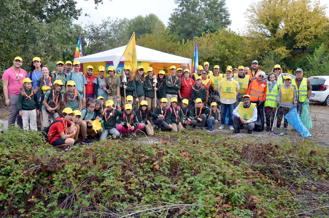 CHIVASSO. "Puliamo il Mondo": tra i rifiuti spunta pure un frigorifero (fotogallery)