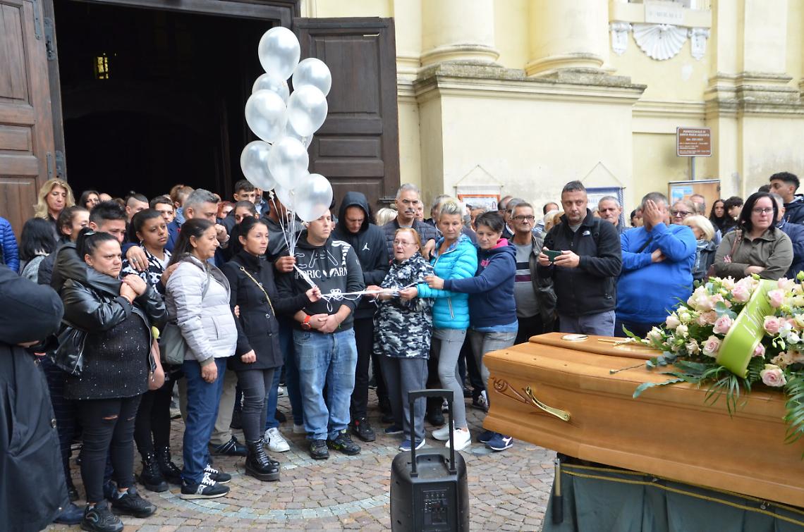 Omicidio di Chivasso, Don Aldo: "La vita è sacra, nessuno può toglierla". Lacrime e dolore al funerale di Giusy (VIDEO)