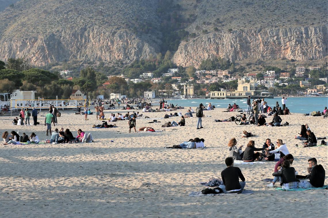 Più che novembre sembra estate: per il Ponte pranzi all'aperto, tintarella e anche il bagno