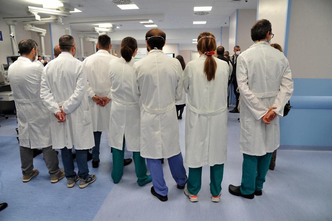 Medici no-vax: c'è chi non li vuole! La risposta di uno di loro: "Non siamo untori"