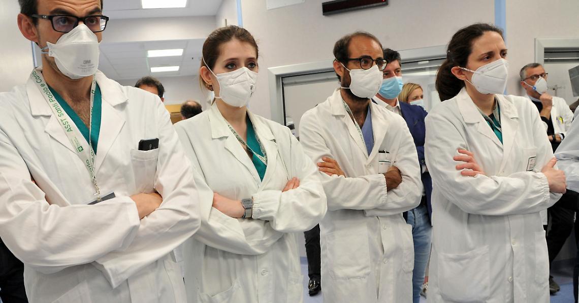 Medici contro lo stop delle mascherine negli ospedali: "Un rischio che non ci possiamo permettere"