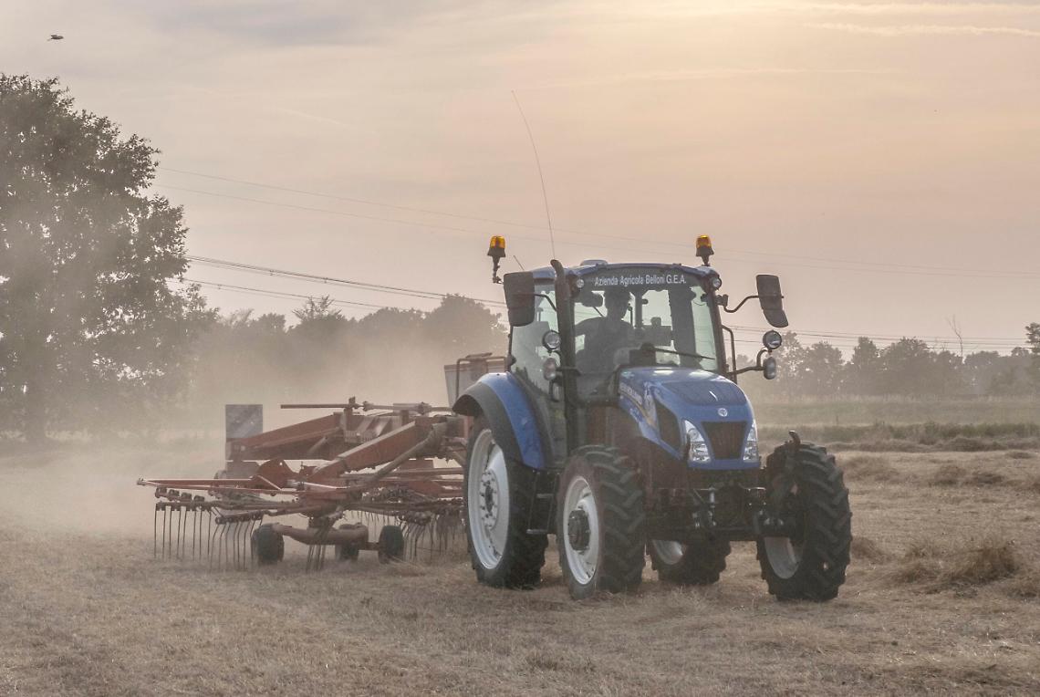 Assessore all'Agricoltura sfida i contadini: "I trattori sono fatti anche per andare in strada..."