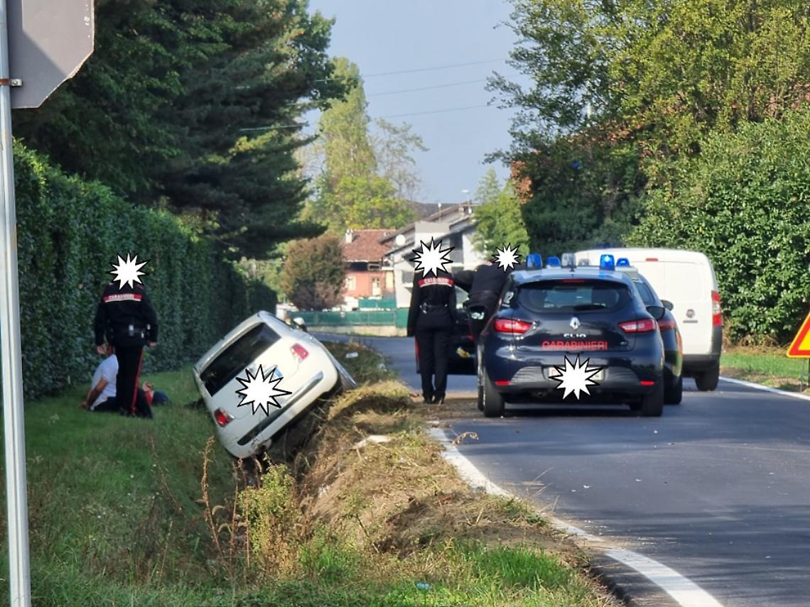 Truffatori finiscono fuori strada dopo aver derubato un'anziana