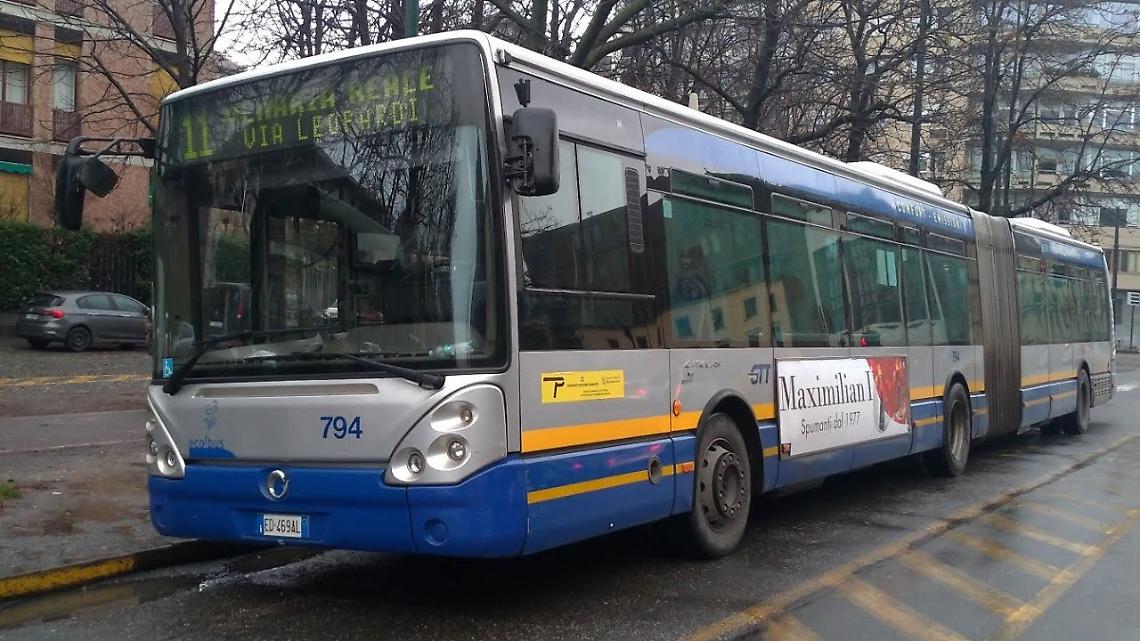 VENARIA. Due ragazzini picchiano l’autista della linea 11