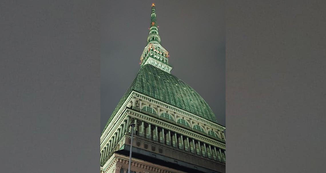 Aned festeggia 50 anni al fianco di trapiantati e dializzati e illumina d'oro la Mole Antonelliana