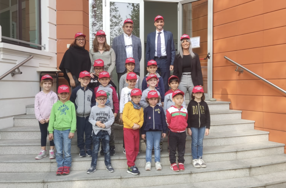 MATHI. Un cappellino rosso per dare il benvenuto ai bimbi della Prima Elementare