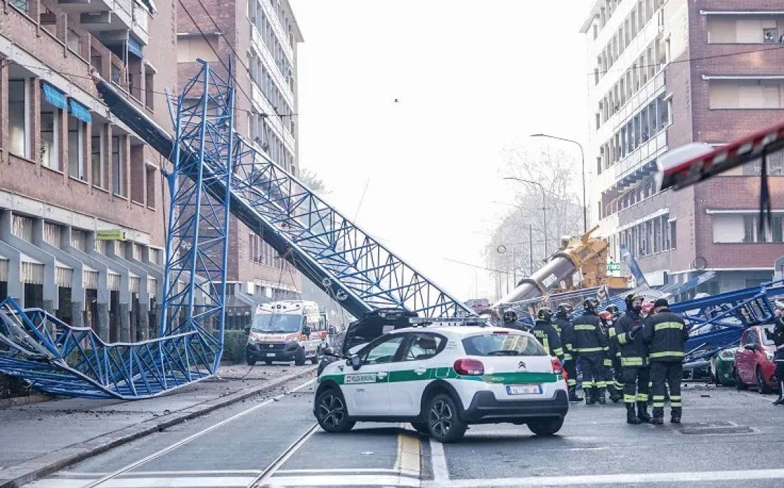 Più di mille in via Genova per chiedere sicurezza sul lavoro dove a gennaio morirono 3 operai per il crollo di una gru