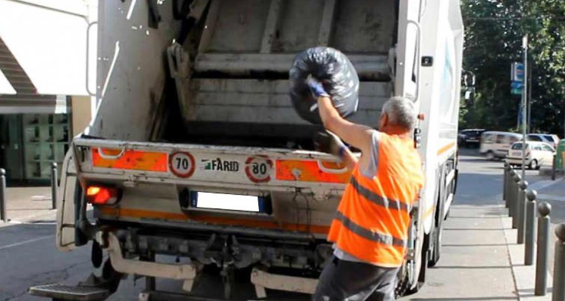 Lamentele in tutti i paesi: la raccolta dei rifiuti così non funziona