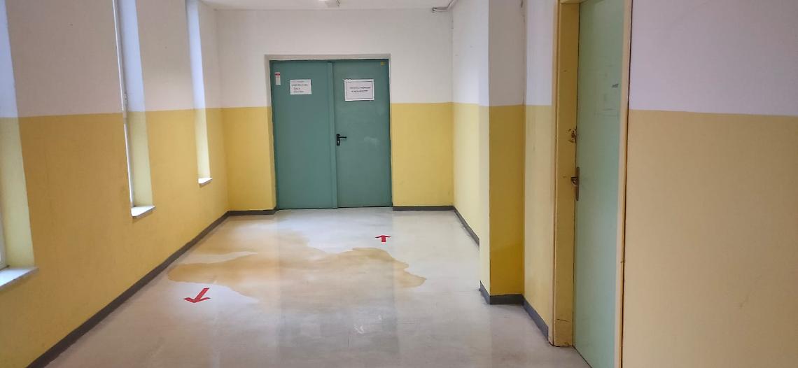 CHIVASSO. Infiltrazioni all'Ubertini: "E' colpa delle foglie"