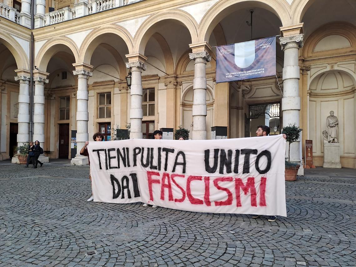 Adesivi anti schwa, l'appello di UDU: "Tieni pulita UniTo dai fascismi"