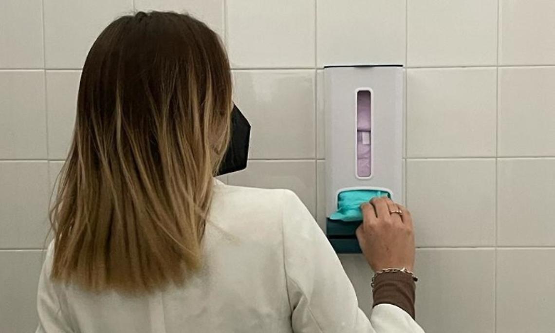 Arriva la delibera di giunta: “Assorbenti dentro le scuole”