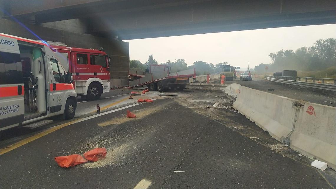 Camion si schianta contro un cantiere stradale sulla Torino-Aosta  (FOTO)