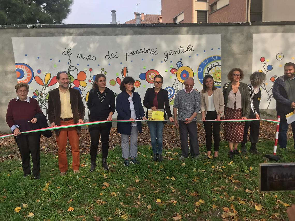 SETTIMO TORINESE: Un muro non sempre divide, a volte unisce.