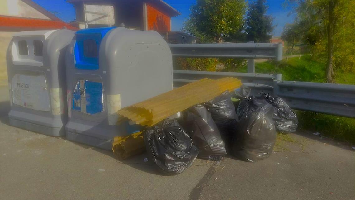 In centro i turisti in periferia montagne di rifiuti 
