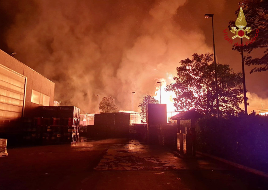 Paura nella notte: va a fuoco un'area industriale 