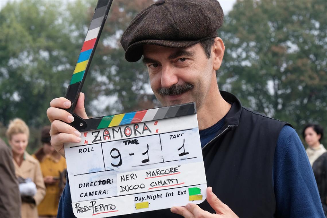 Neri Marcorè con il ciak del film