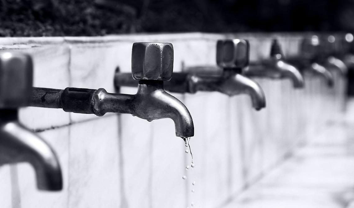 Avevano l'acqua razionata, ma il rubinetto del paese perdeva quasi 3mila litri al giorno