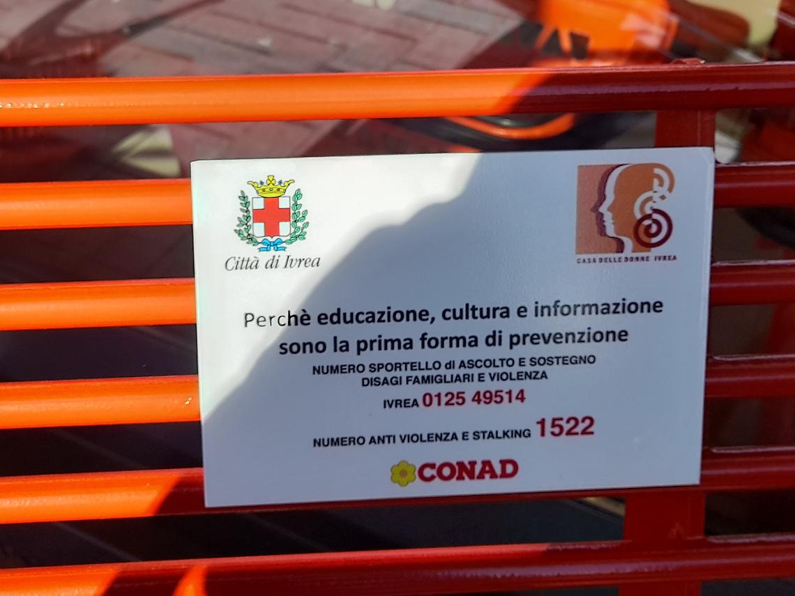 La targhetta sulla panchina rossa