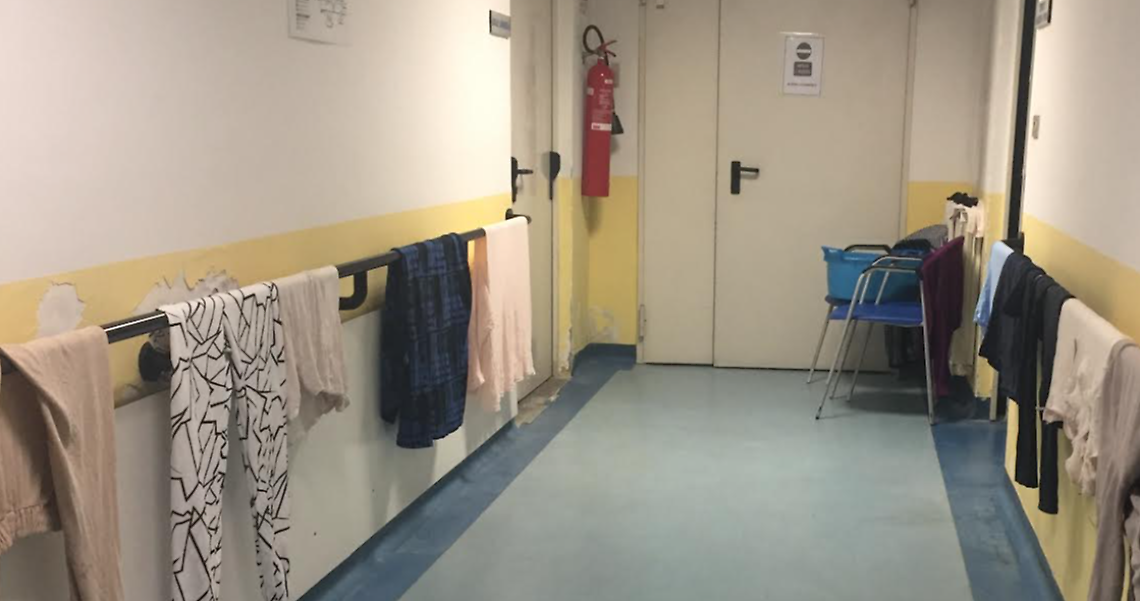 Alla Rsa Mezzaluna i panni sono stessi ad asciugare sui mancorrenti 