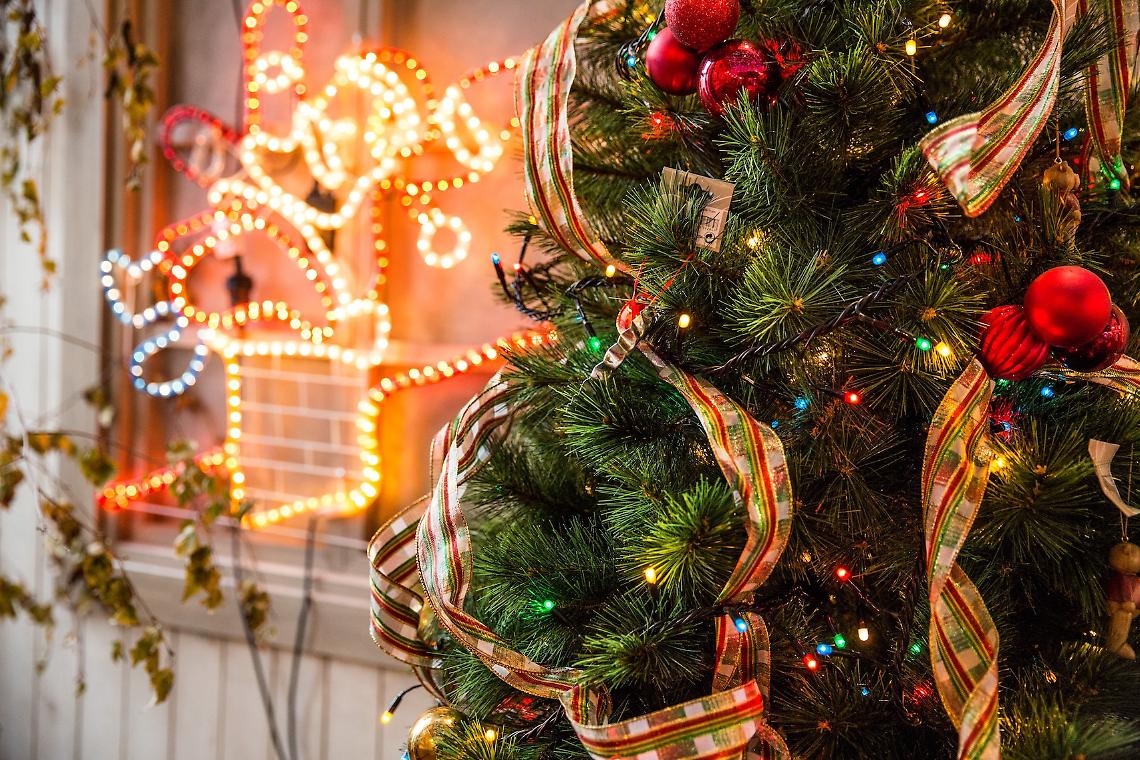 Un albero di Natale addobbato dai bambini