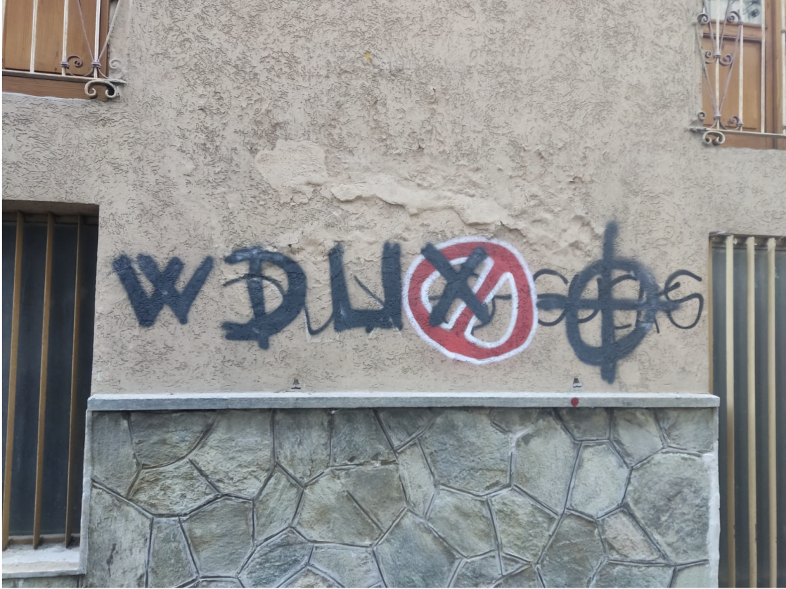 La scritta su via Diaz