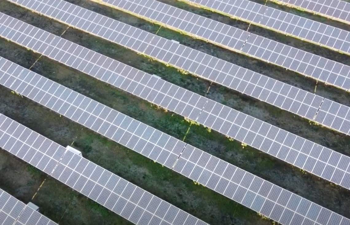 Ambientalisti e agricoltori contro il parco fotovoltaico, vogliono solo prati