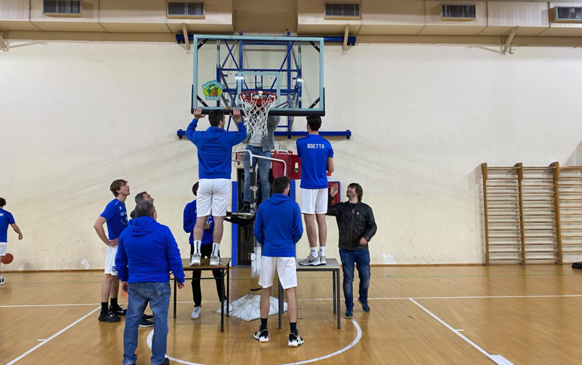 Si spacca il canestro prima della partita e ora la squadra rischia la sconfitta a tavolino