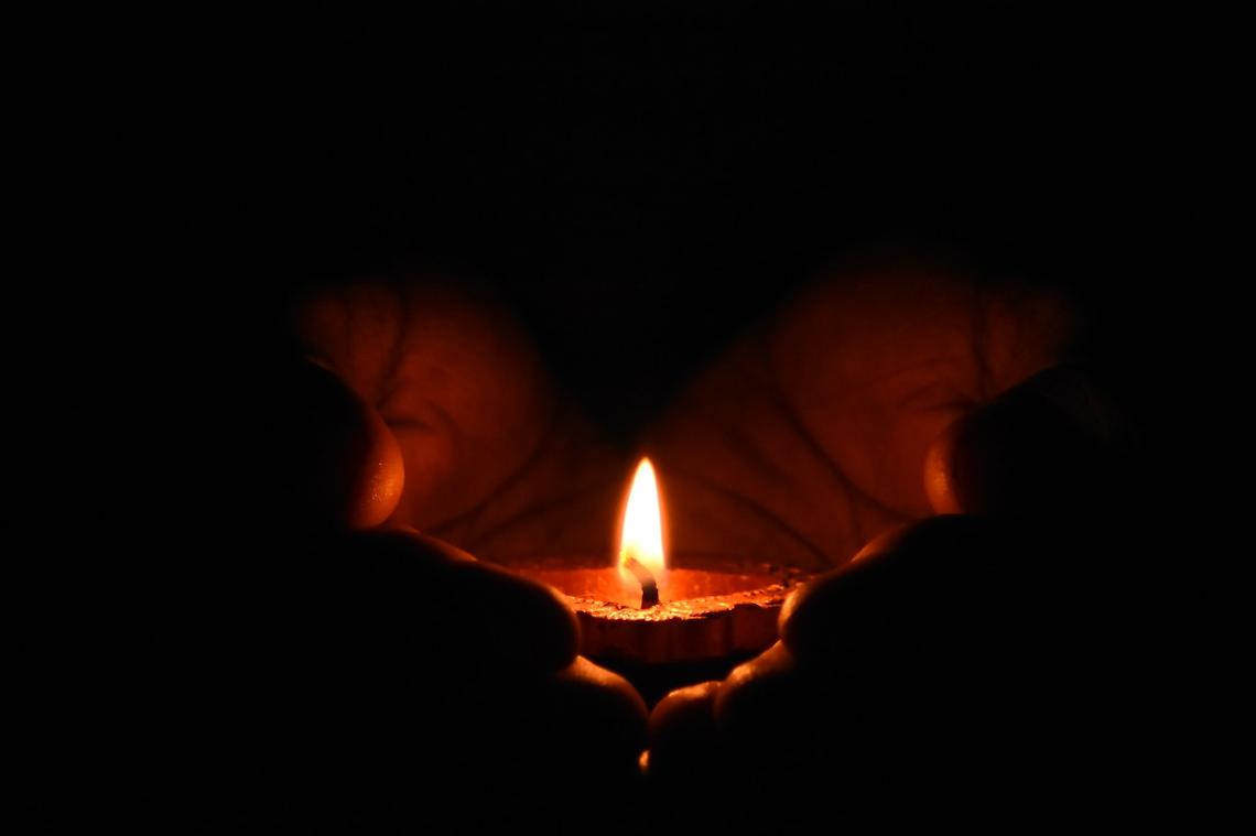 Bollette alle stelle! Ora i medici visitano i pazienti a lume di candela
