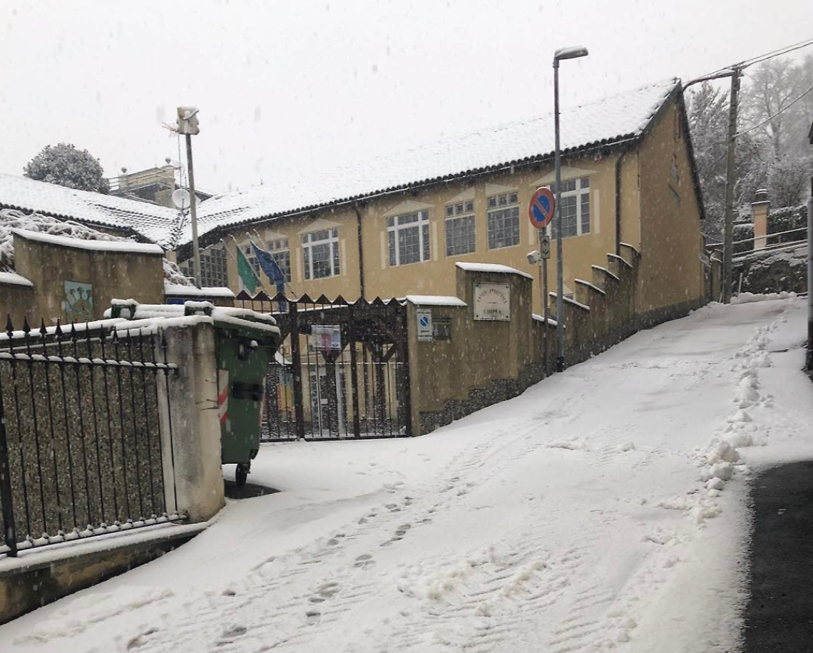 Genitori preoccupati: "Tanta neve davanti all'ingresso dell'asilo, è pericoloso!"
