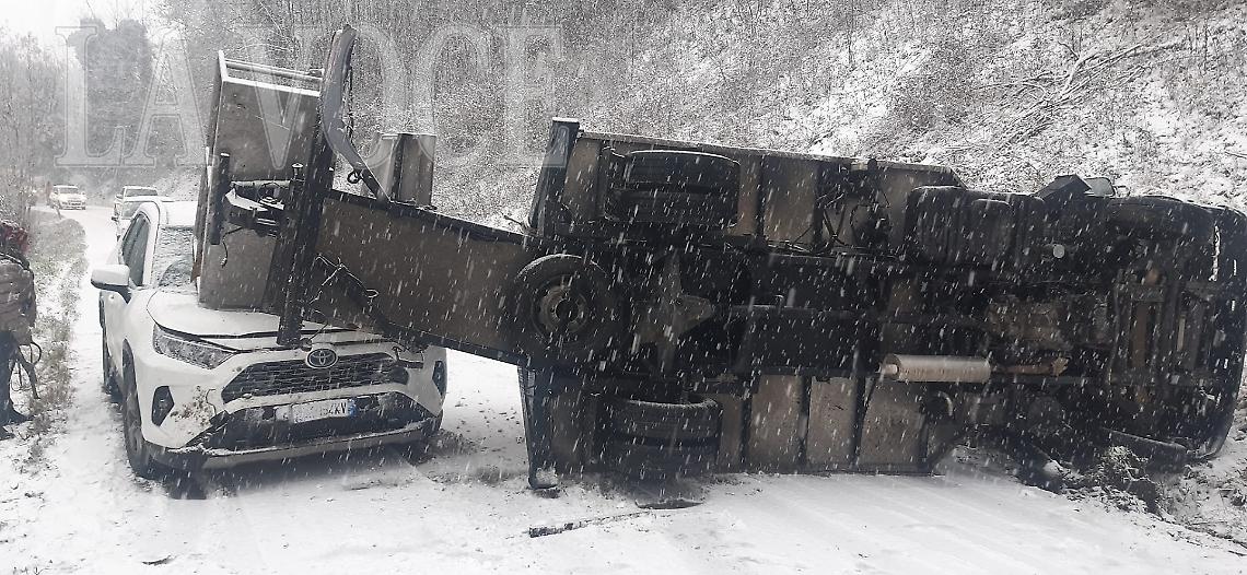 CAOS NEVE: Un camion si ribalta e finisce su un'auto