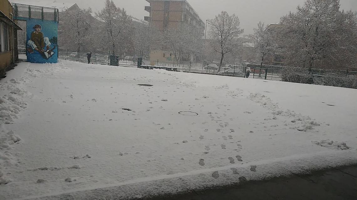 Cittadini in rivolta: città invasa dalla neve, il Comune consiglia SCARPE DA MONTAGNA