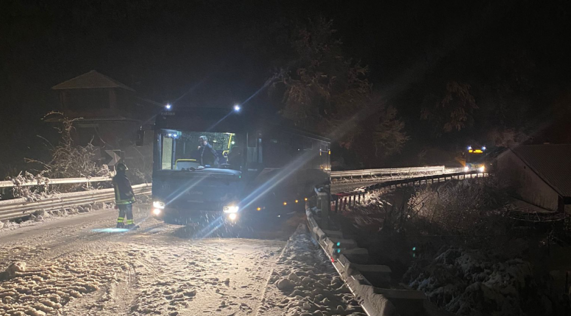 Delirio neve: bus di linea in panne e passeggeri fatti scendere lungo la Statale 26