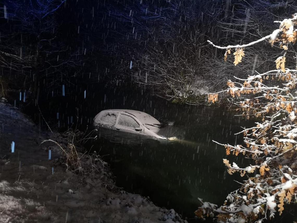 Neve... Un'auto nel Naviglio, un'altra nella scarpata. Salvato un uomo quasi in ipotermia