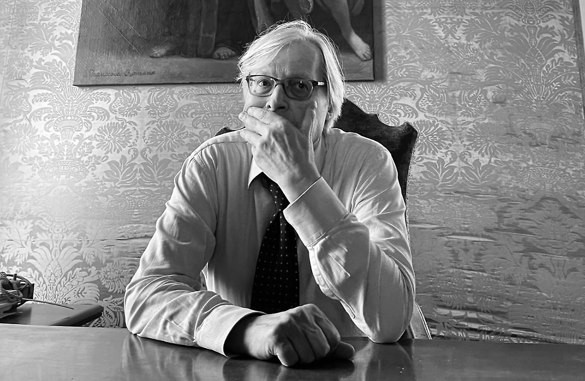 A spasso di notte al cimitero con Sgarbi