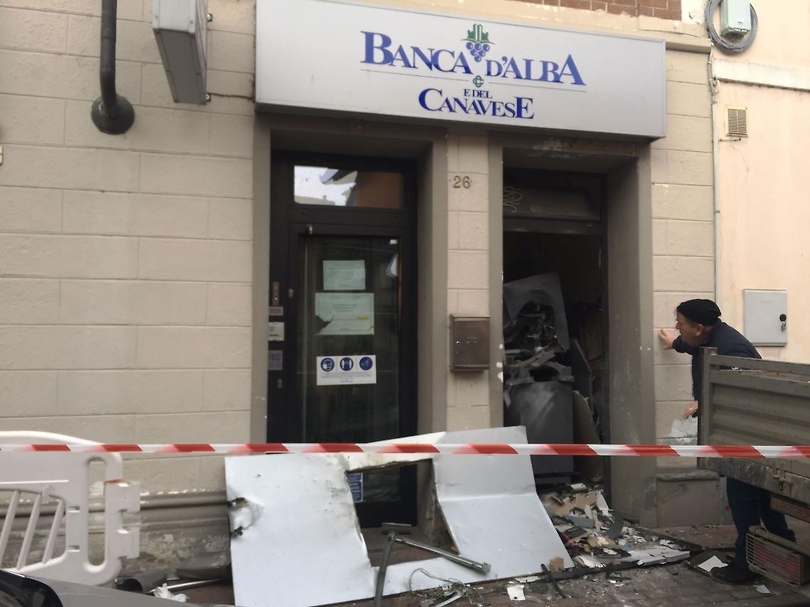Rapinatori fanno esplodere il bancomat di Banca d'Alba
