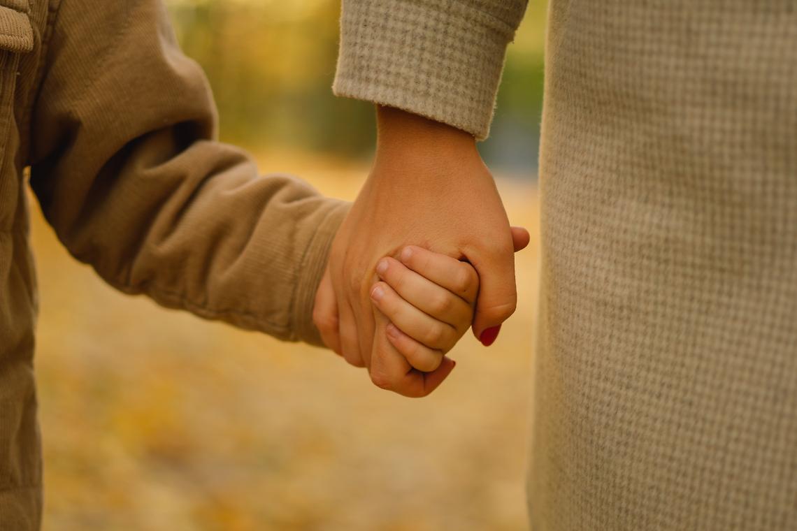 Mamma e figlia si danno la mano