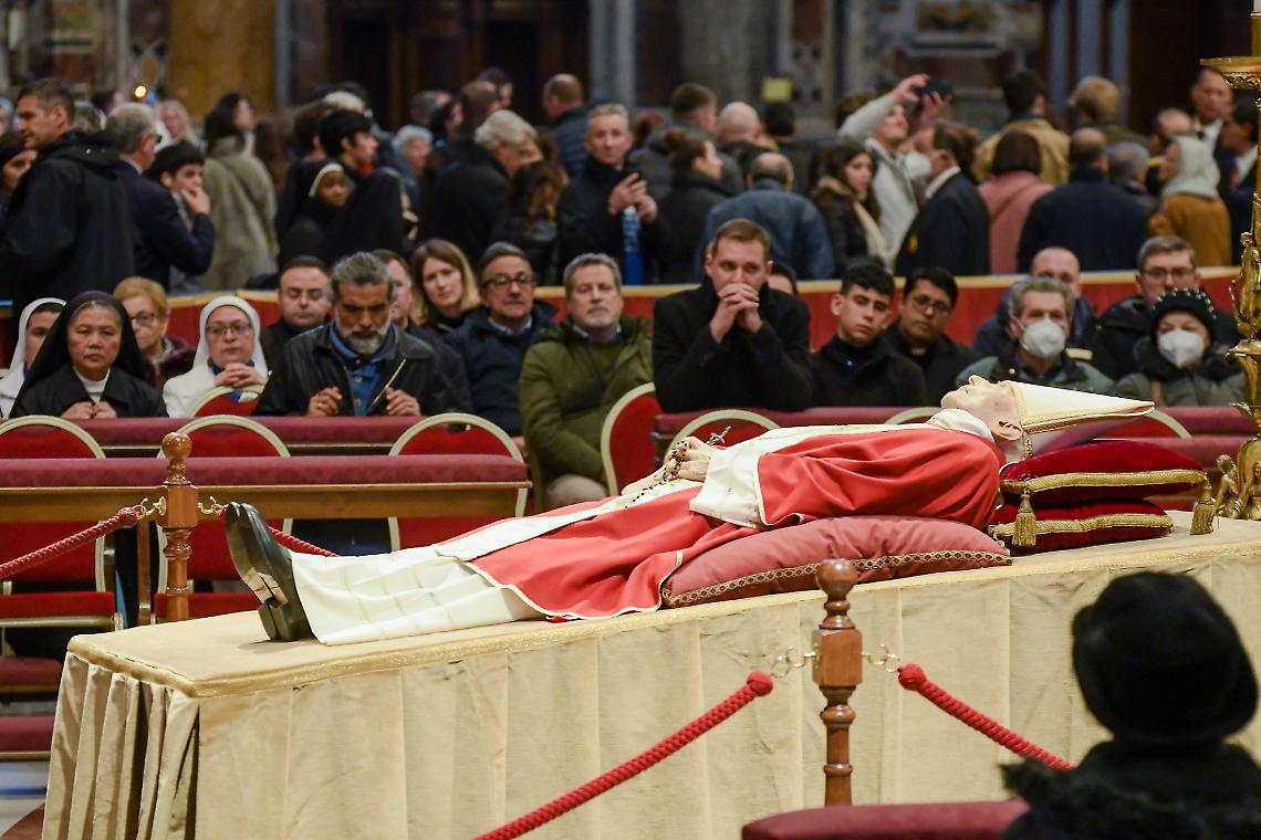 Oggi i funerali di Benedetto XVI. Ecco chi parteciperà