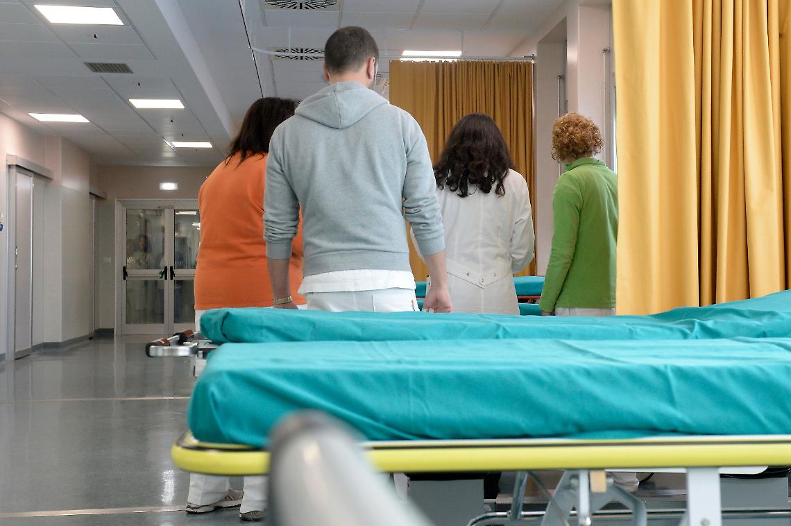 Cade dalla barella del pronto soccorso di Chivasso e muore. Al centro Aurora di Banchette muore dopo la gastroscopia