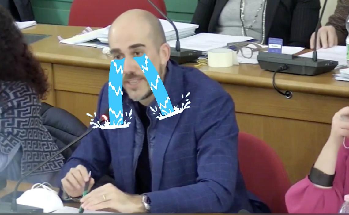 Il Sindaco e il consigliere che piangono dopo ogni critica 