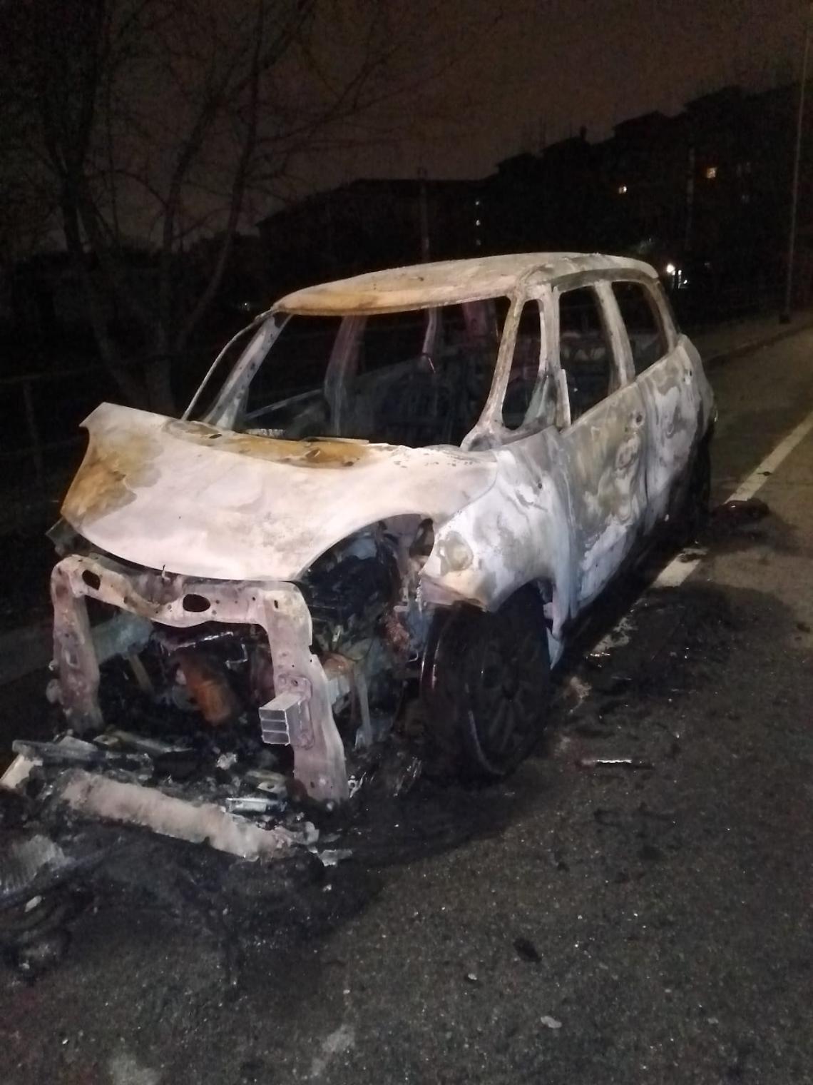 Auto in fiamme in via Della Costituzione: la notte del terrore nella città