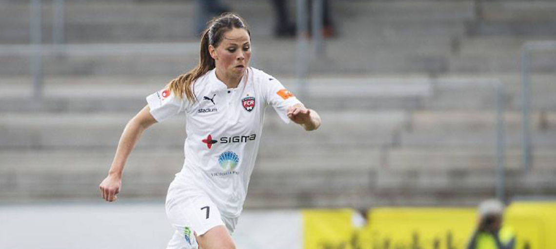 Calciatrice resta incinta e la squadra smette di pagarla