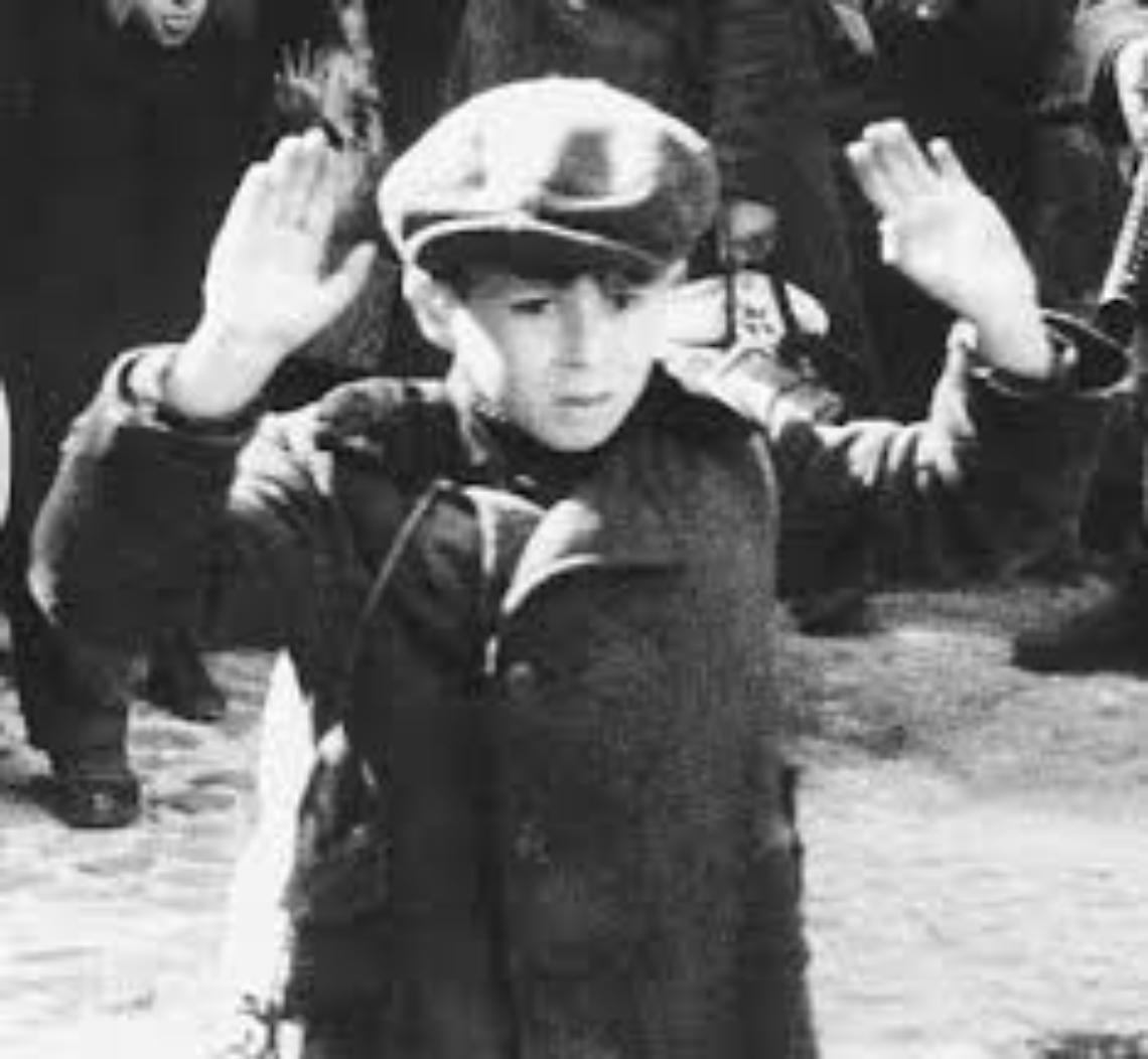 Shoah, il bambino con le mani alzate.