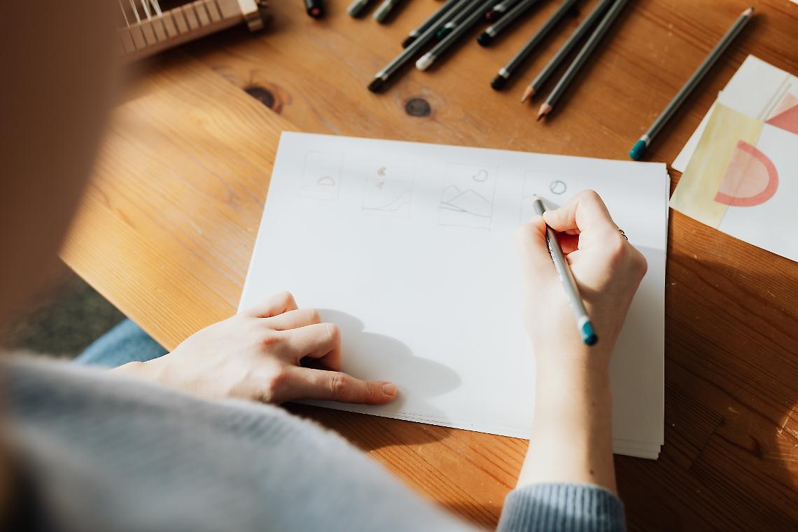 Gli studenti delle medie disegnano il nuovo logo della scuola